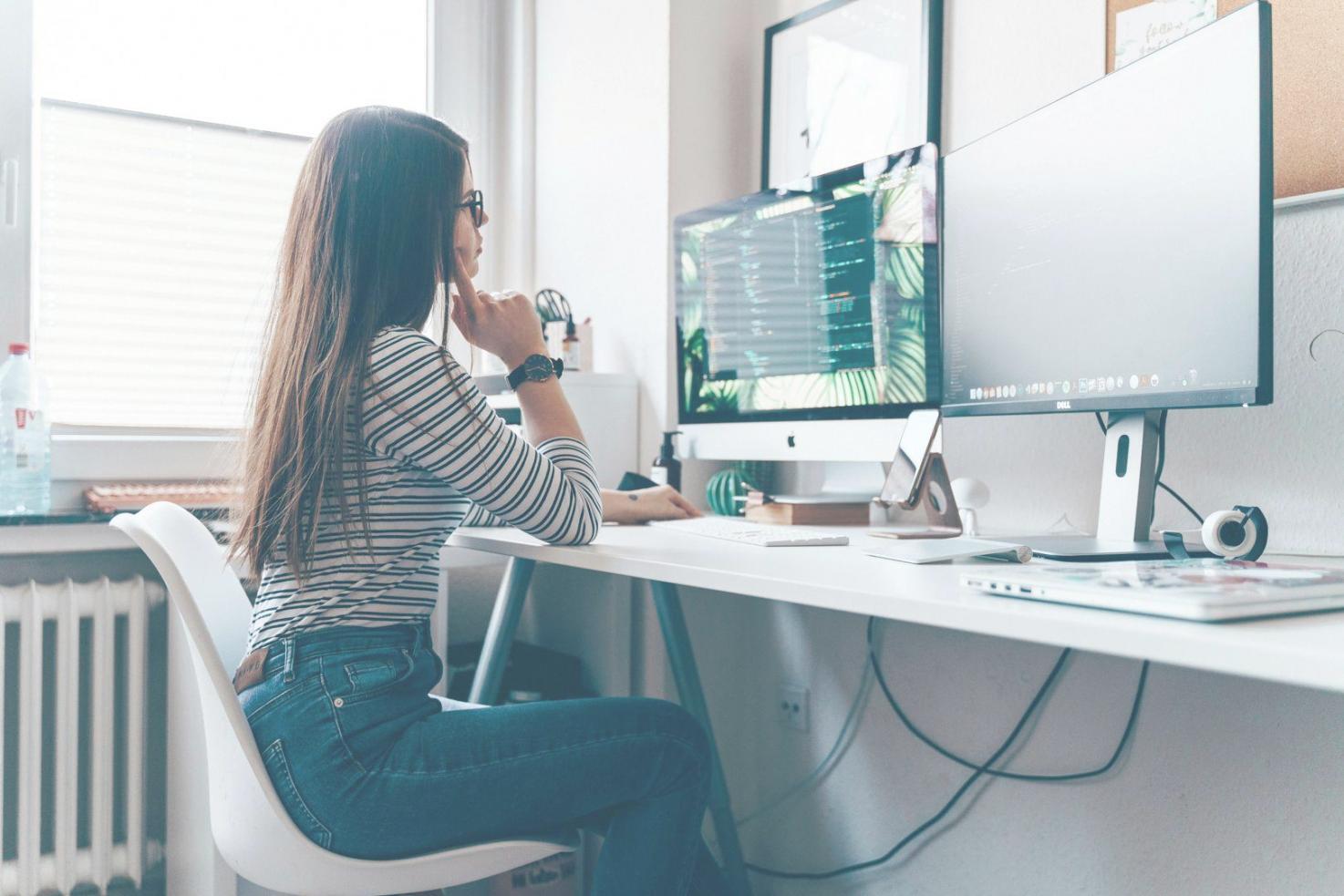 Analistas financieros trabajando con modelos de datos en pantallas múltiples