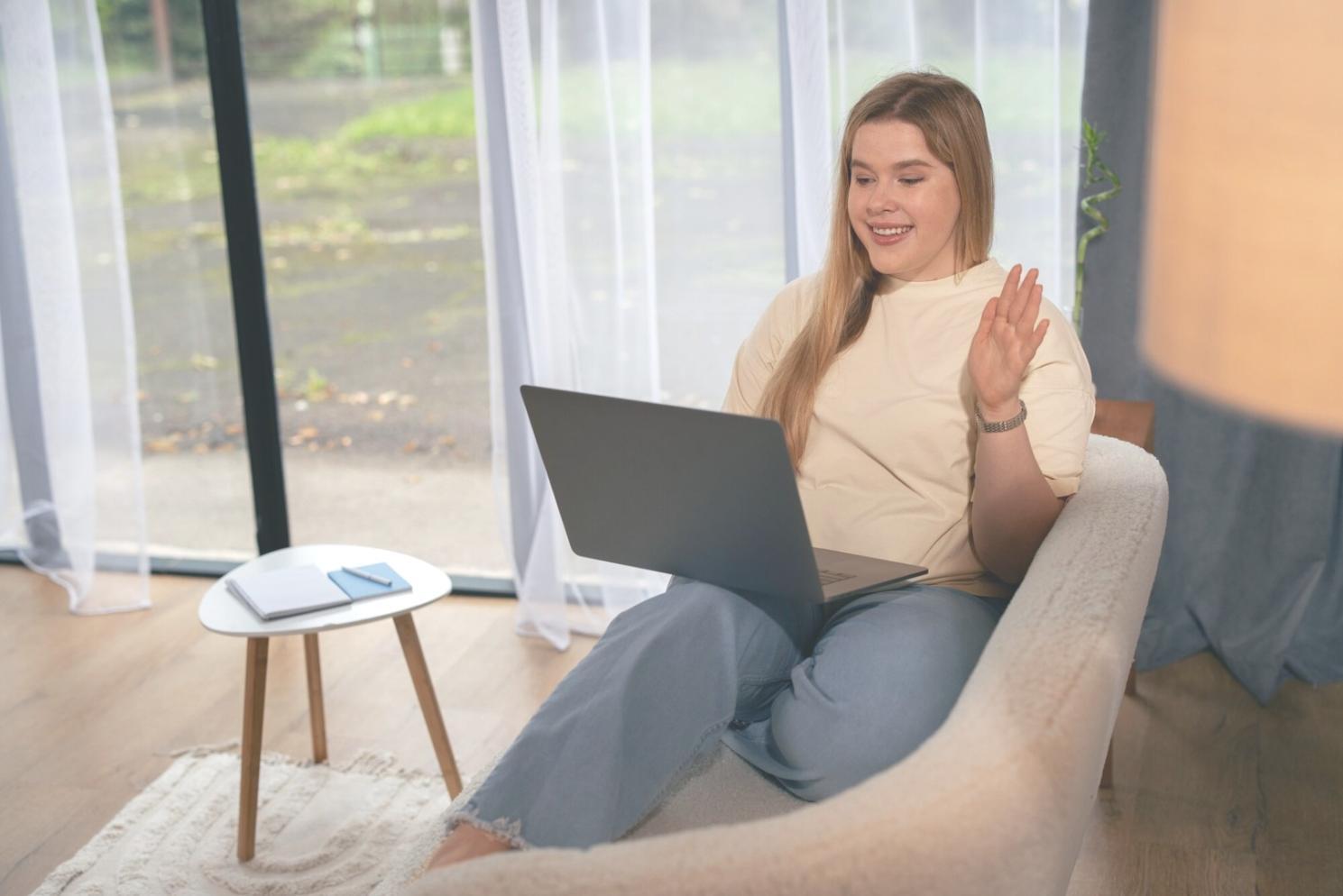 Espacio de trabajo con análisis financiero en pantalla