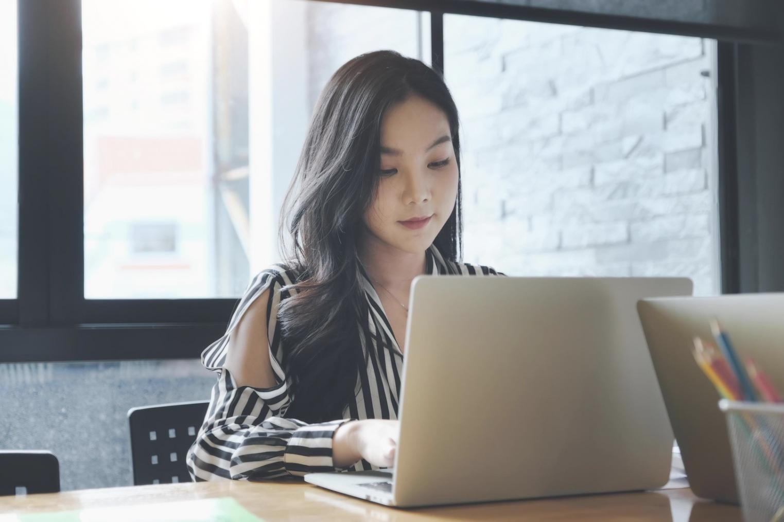 Analista trabajando en modelo financiero complejo